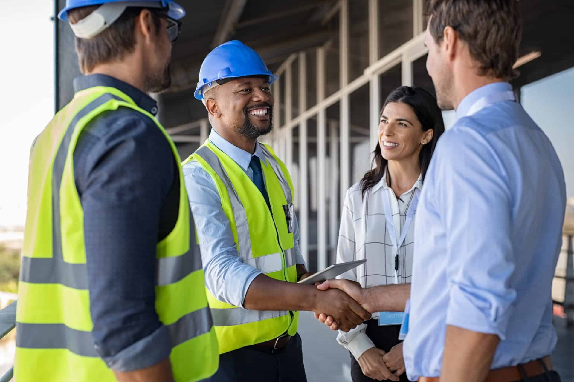 Ingénieur et homme d’affaires se serrant la main sur un chantier de construction
